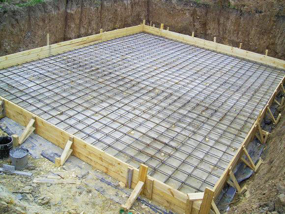 Монтаж фундамента на основе бетонной плиты